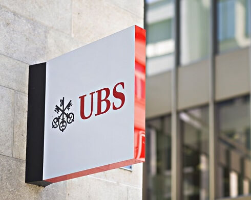 10,000 CORPORATE STAFF AT UBS TO GO UNDER A CHANGE OF BONUS SYSTEM
