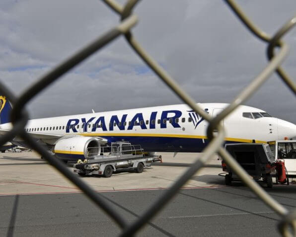 RYANAIR HEADING FOR 900 JOB CUTS