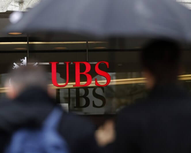 UBS MULLS OVERHAUL: MANY JOBS AT RISK